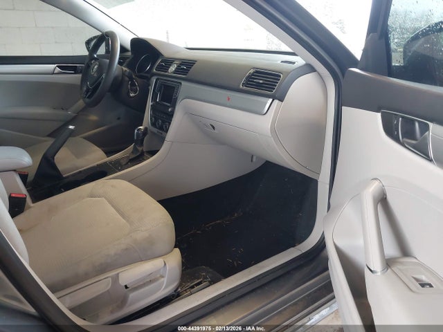 1VWAT7A35GC036589 Volkswagen Passat 1.8t S