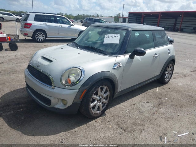 2011 MINI COOPER S WMWSV3C54BTY15075 Photo 1