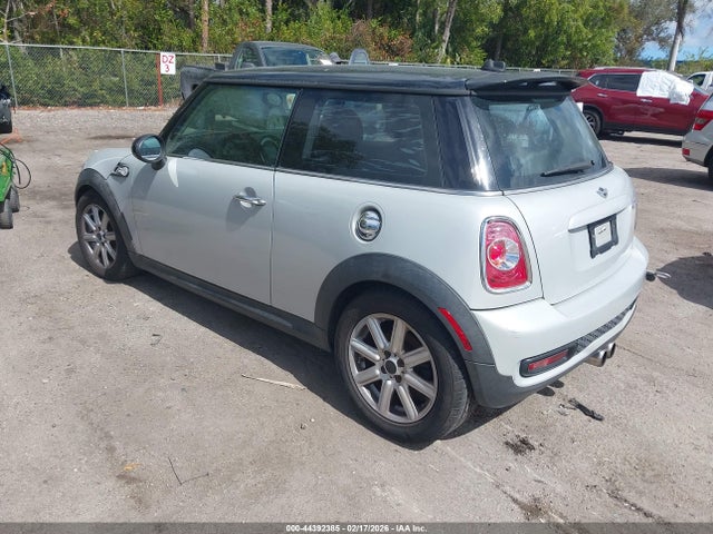 2011 MINI COOPER S WMWSV3C54BTY15075 Photo 2