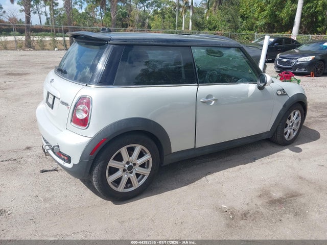 2011 MINI COOPER S WMWSV3C54BTY15075 Photo 3