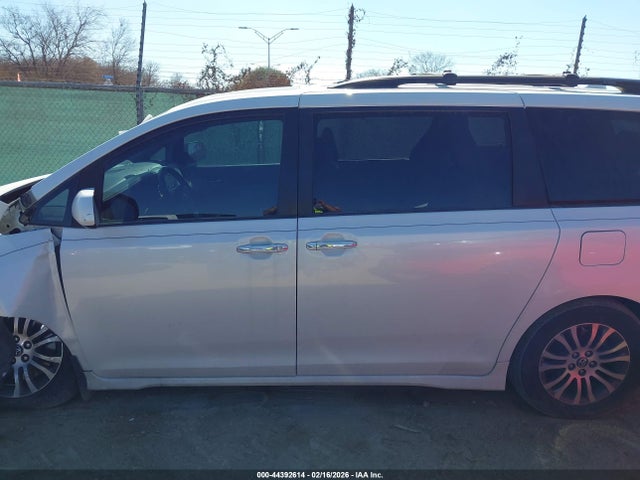 5TDYZ3DC3JS905104 Toyota Sienna Xle Premium 8 Passenger
