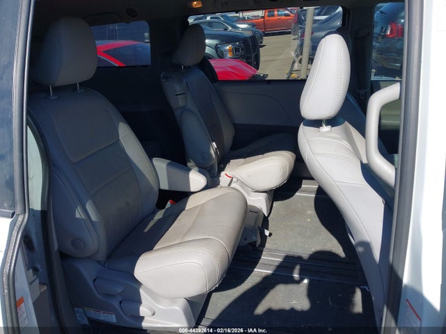 5TDYZ3DC3JS905104 Toyota Sienna Xle Premium 8 Passenger