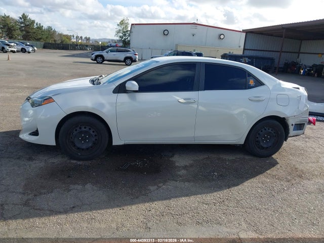 Toyota COROLLA LE 2018 5YFBURHEXJP850839 Image 15