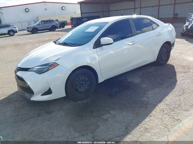 Toyota COROLLA LE 2018 5YFBURHEXJP850839 Image 2