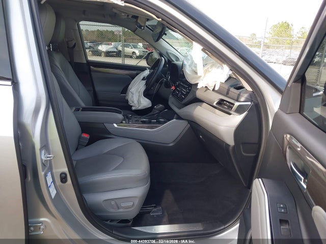 5TDFZRBH3NS190470 Toyota Highlander Platinum