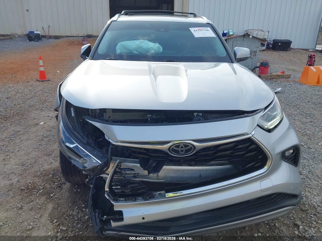 5TDFZRBH3NS190470 Toyota Highlander Platinum