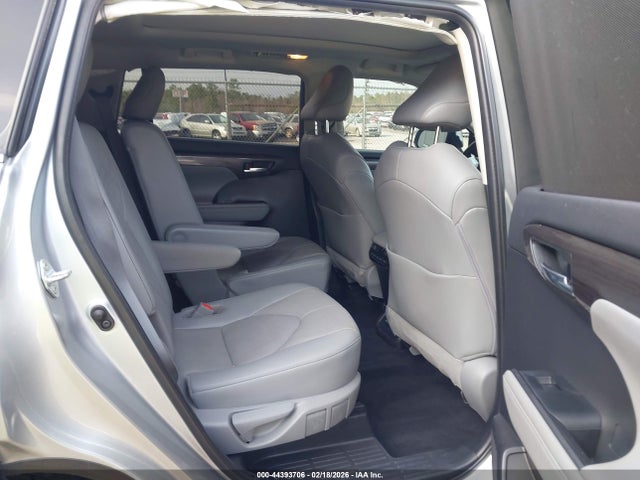 5TDFZRBH3NS190470 Toyota Highlander Platinum