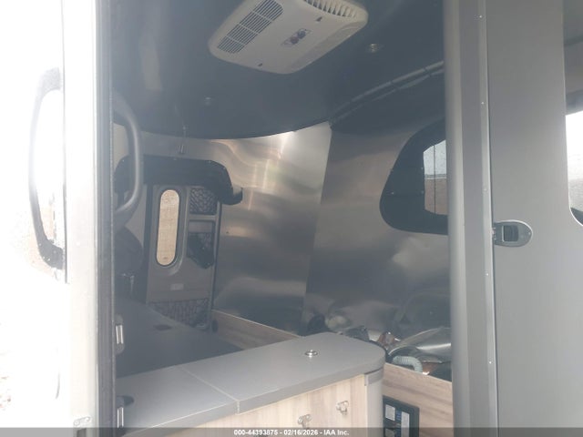 1SMG4DC18JJ203807 Airstream Base Camp