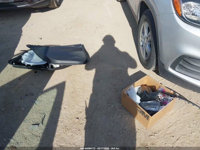 5YFEPMAE6NP300884 Toyota COROLLA LE