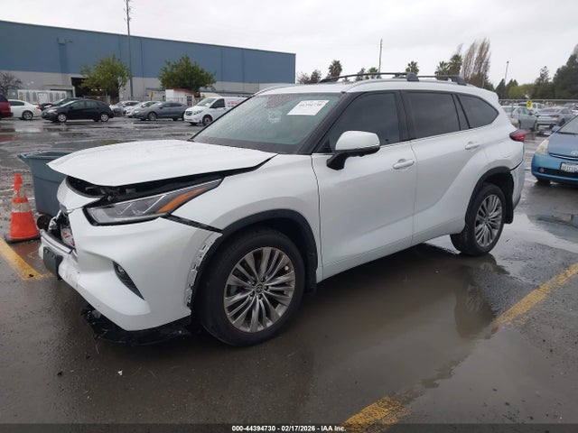 Toyota Highlander Platinum 2023 5TDKDRBH7PS516092 Image 2