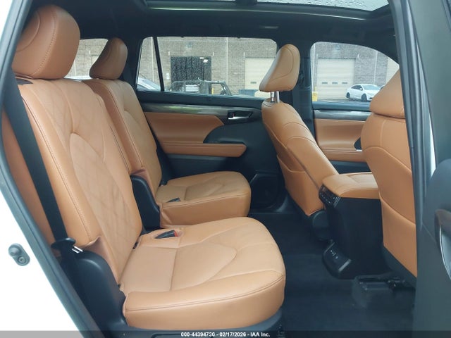 Toyota Highlander Platinum 2023 5TDKDRBH7PS516092 Image 8