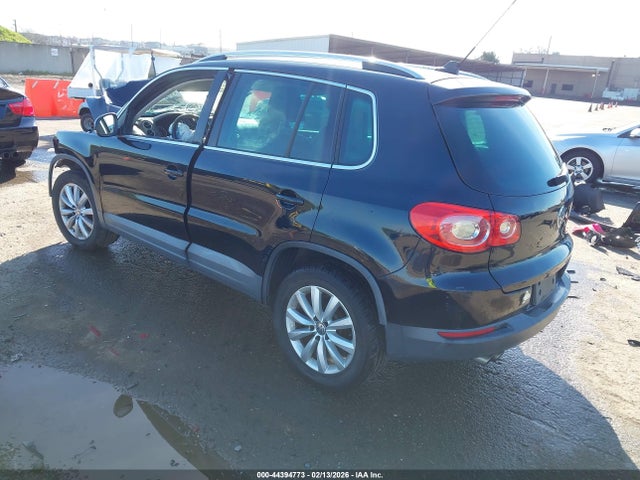 2011 VOLKSWAGEN TIGUAN WVGBV7AX1BW561169 Photo 2