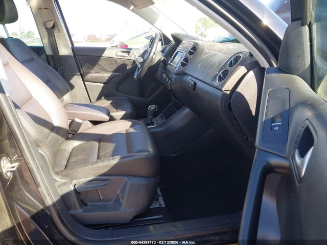 2011 VOLKSWAGEN TIGUAN WVGBV7AX1BW561169 Photo 4