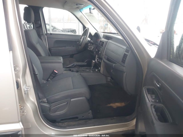 44394840 :رقم المزاد ، 1J4PP2GK6BW571855 vin ، 2011 Jeep Liberty Sport مزاد بيع