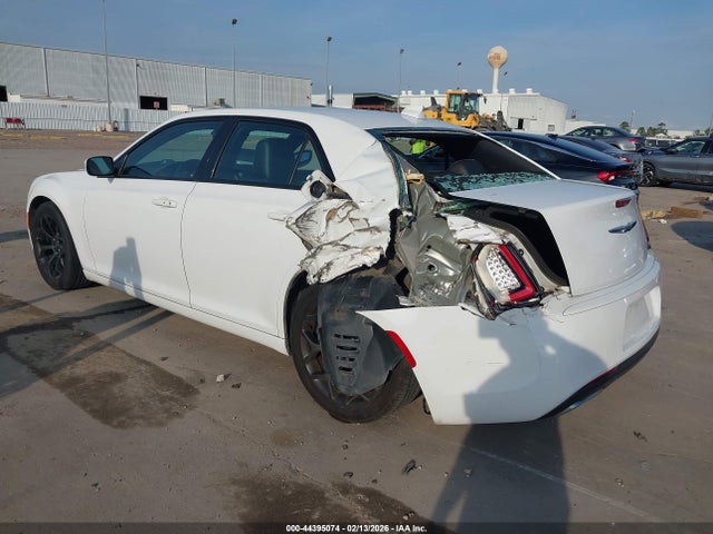 2015 Chrysler 300 300s მანქანა იყიდება აუქციონზე, vin: 2C3CCABG3FH797194, აუქციონის ნომერი: 44395074