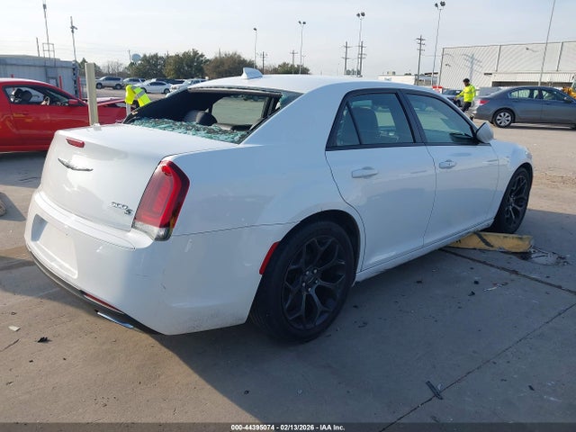 2015 Chrysler 300 300s მანქანა იყიდება აუქციონზე, vin: 2C3CCABG3FH797194, აუქციონის ნომერი: 44395074