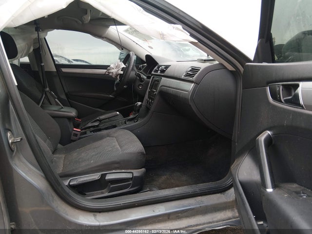 44395162 :رقم المزاد ، 1VWAT7A38HC053307 vin ، 2017 Volkswagen Passat 1.8t S مزاد بيع