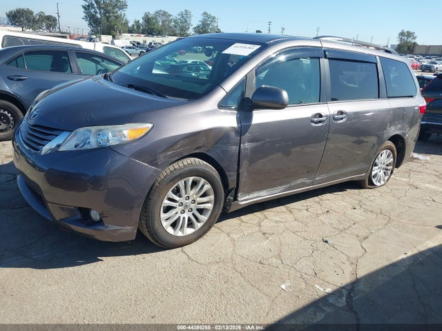 Toyota Sienna Xle 8 Passenger 2017 5TDYZ3DC4HS784965 Image 2
