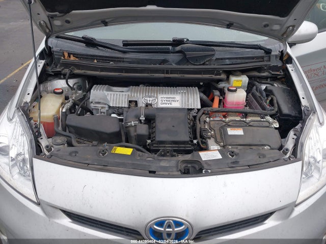 JTDKN3DU3F1945729 Toyota Prius Two