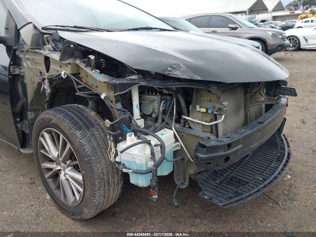 5YFBURHE2FP181232 Toyota Corolla Le Plus