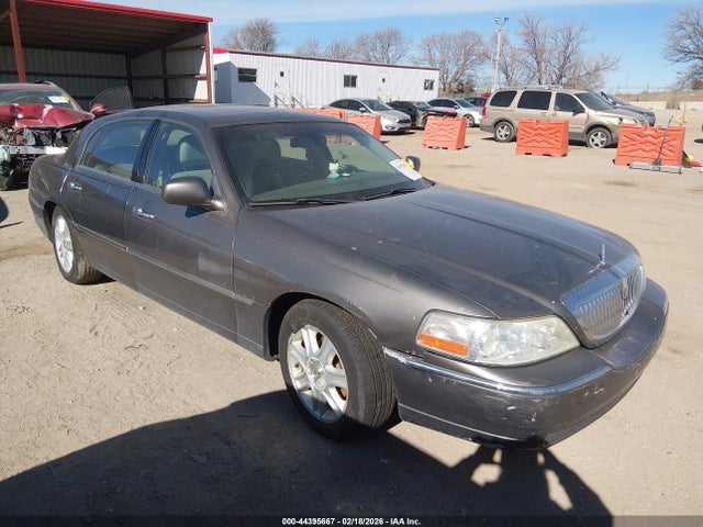 2004 LINCOLN TOWN CAR 1LNHM83W64Y652887