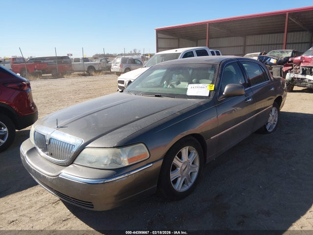 2004 LINCOLN TOWN CAR 1LNHM83W64Y652887 Photo 1