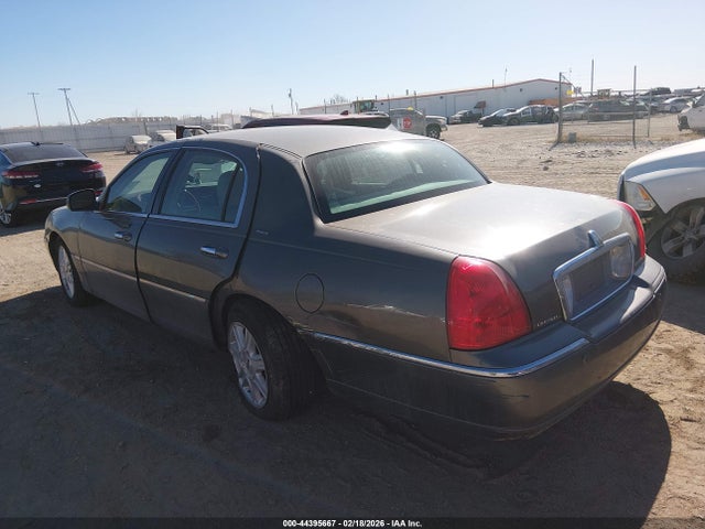 2004 LINCOLN TOWN CAR 1LNHM83W64Y652887 Photo 2