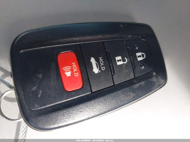 5YFVPMAE3NP300311 Toyota COROLLA LE