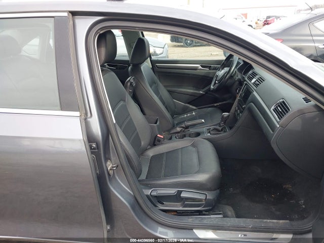 44396560 :رقم المزاد ، 1VWDT7A32HC056376 vin ، 2017 Volkswagen Passat 1.8t R-line مزاد بيع