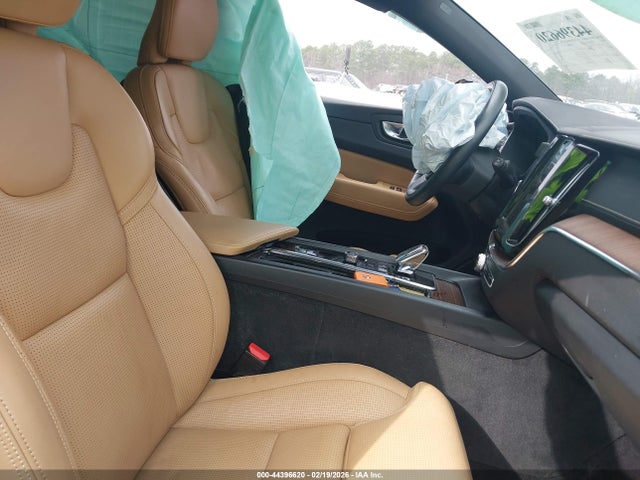 2022 VOLVO XC60 YV4L12RLXN1904567 Photo 4