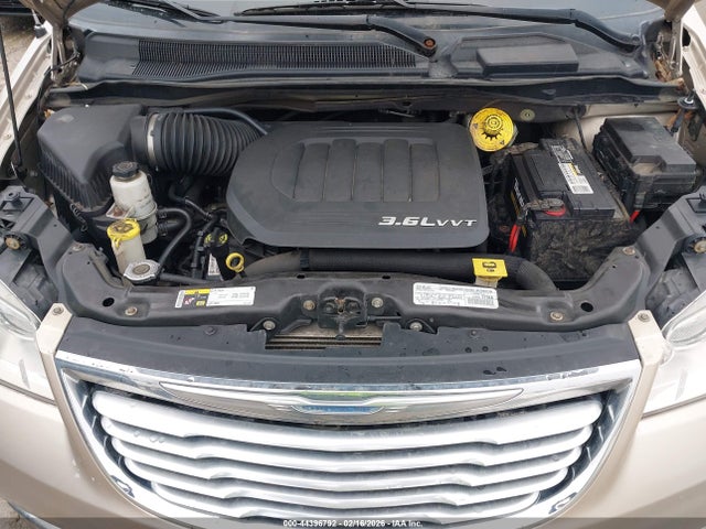 44396792 :رقم المزاد ، 2C4RC1GG0FR728861 vin ، 2015 Chrysler Town & Country Limited Platinum مزاد بيع