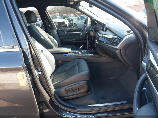 2018 BMW X5 5UXKR0C58J0X98379 Photo 4