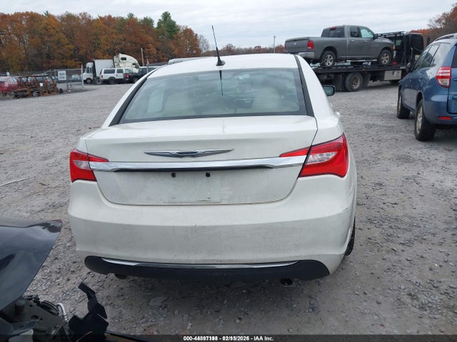 44397198 :رقم المزاد ، 1C3BC1FG4BN521162 vin ، 2011 Chrysler 200 Touring مزاد بيع