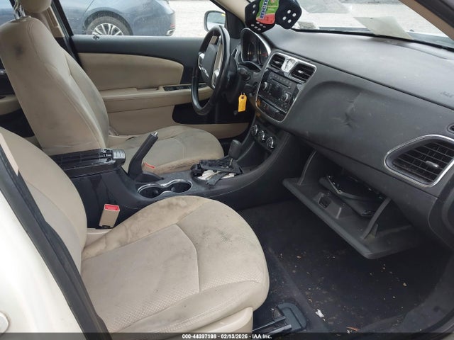 44397198 :رقم المزاد ، 1C3BC1FG4BN521162 vin ، 2011 Chrysler 200 Touring مزاد بيع