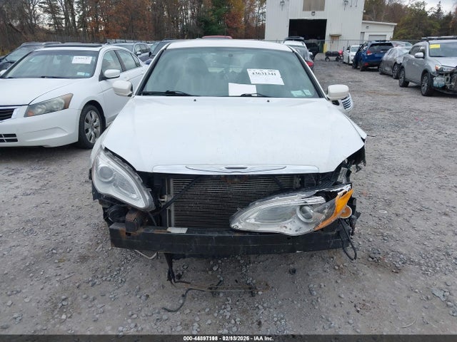 44397198 :رقم المزاد ، 1C3BC1FG4BN521162 vin ، 2011 Chrysler 200 Touring مزاد بيع
