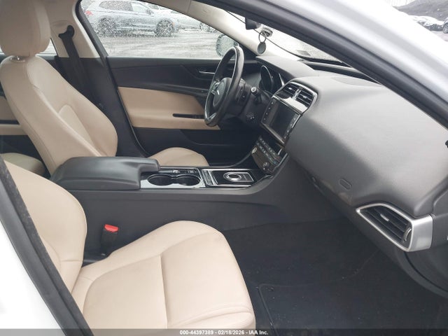 2017 JAGUAR XE SAJAJ4BN4HA956865 Photo 4
