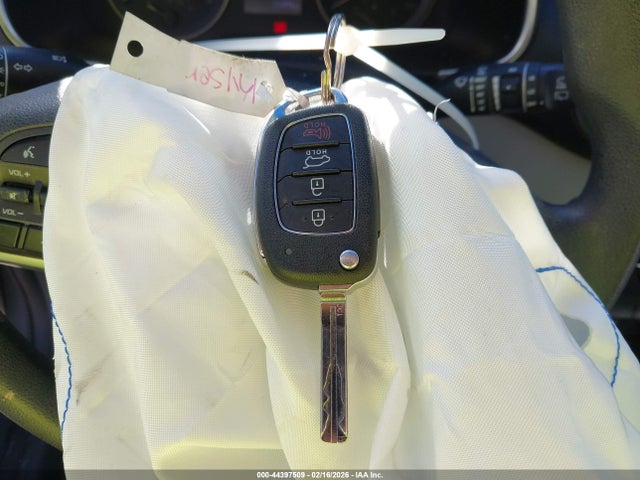 KM8J23A40KU006261 Hyundai TUCSON SE