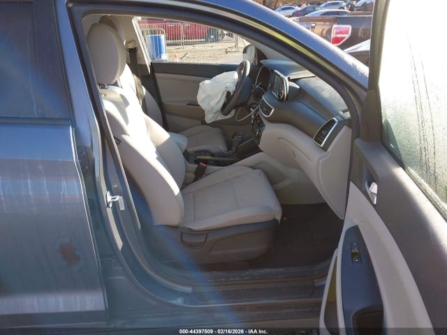 KM8J23A40KU006261 Hyundai TUCSON SE