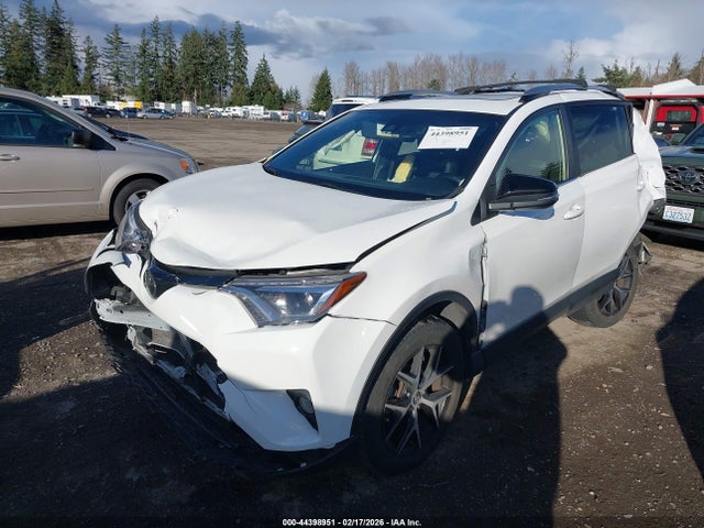 Toyota RAV4 SE 2018 JTMJFREV3JJ227920 Image 2