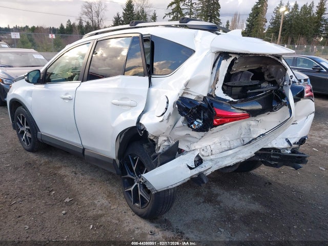 Toyota RAV4 SE 2018 JTMJFREV3JJ227920 Image 3