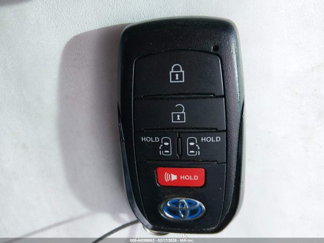 5TDKRKEC1RS182623 Toyota SIENNA LE