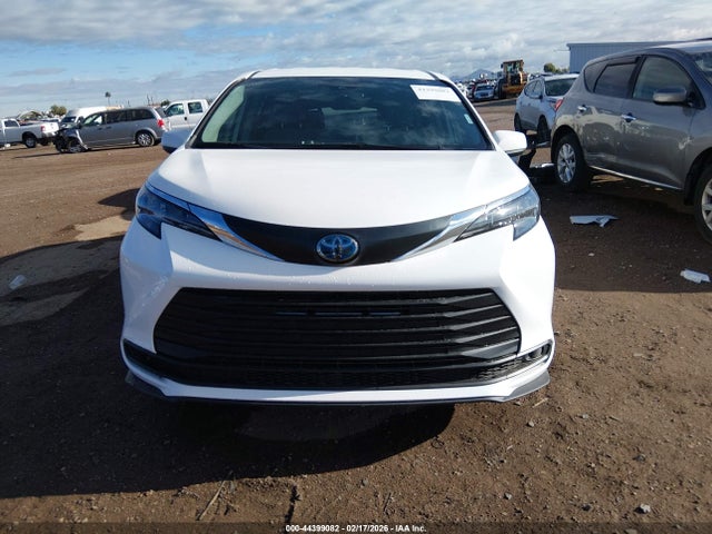 5TDKRKEC1RS182623 Toyota SIENNA LE