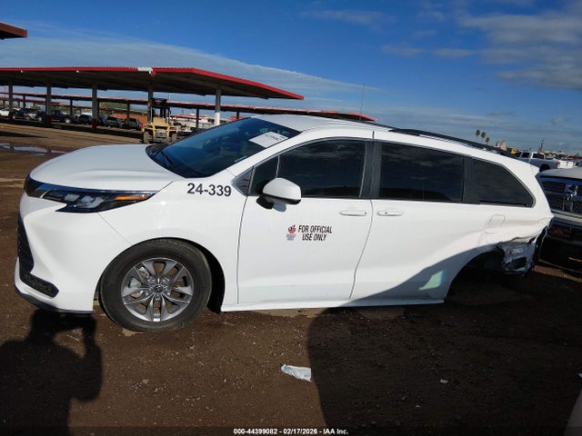 5TDKRKEC1RS182623 Toyota SIENNA LE