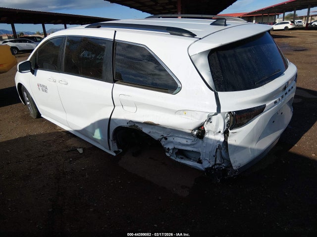 5TDKRKEC1RS182623 Toyota SIENNA LE