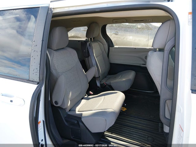 5TDKRKEC1RS182623 Toyota SIENNA LE