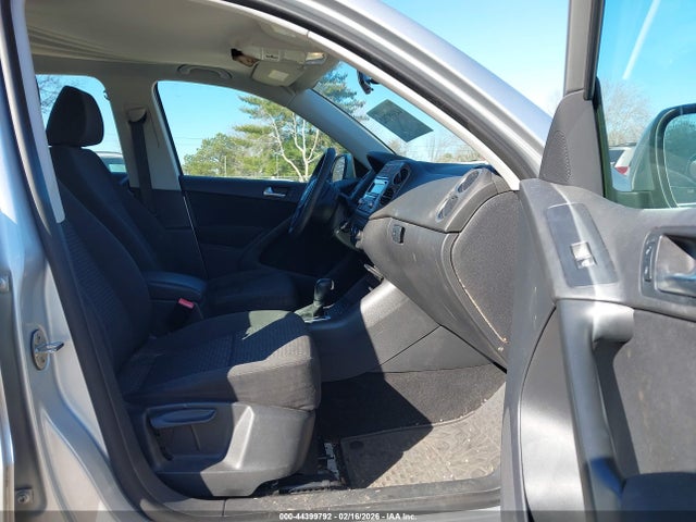 44399792 :رقم المزاد ، WVGAV7AX3BW558611 vin ، 2011 Volkswagen Tiguan S مزاد بيع