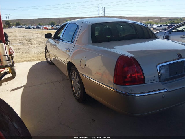 2004 LINCOLN TOWN CAR 1LNHM83W24Y666169 Photo 2