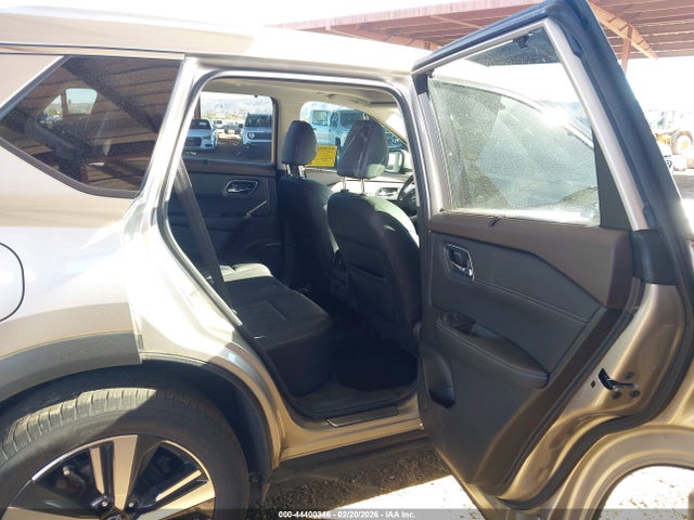JN8BT3DC8NW121129 Nissan Rogue Platinum Fwd