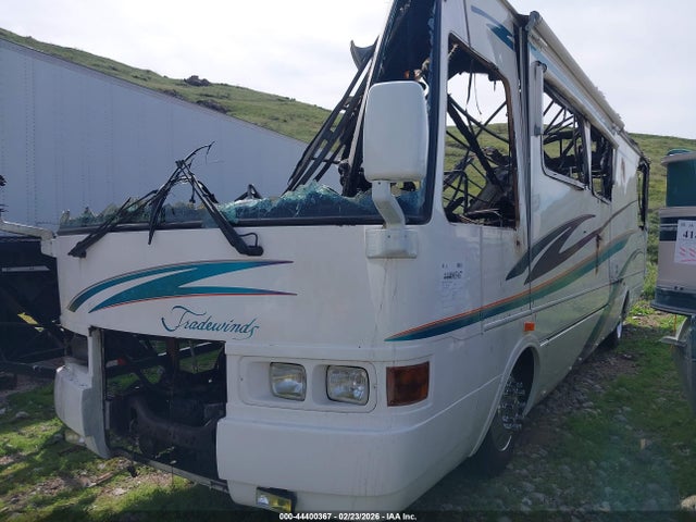 44400367 :رقم المزاد ، 4UZ6XJCA5YCG74802 vin ، 2000 Freightliner Tradewinds X Line Motor Home مزاد بيع