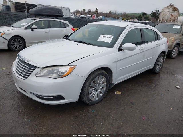 Chrysler 200 LX 2014 1C3CCBAB6EN238028 Image 2